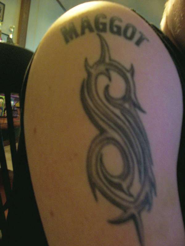 Slipknot Logo With Maggot Word Tattoo On Right Shoulder