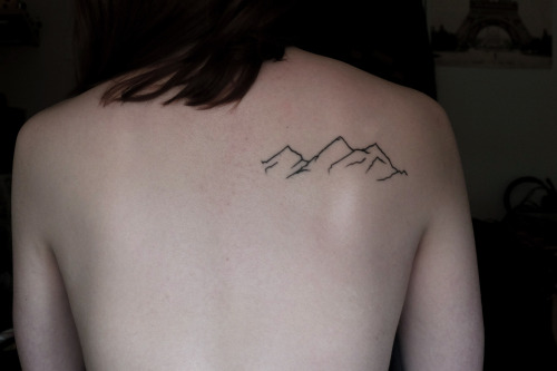 Small And Simple Mountains Tattoo On Right Shoulder
