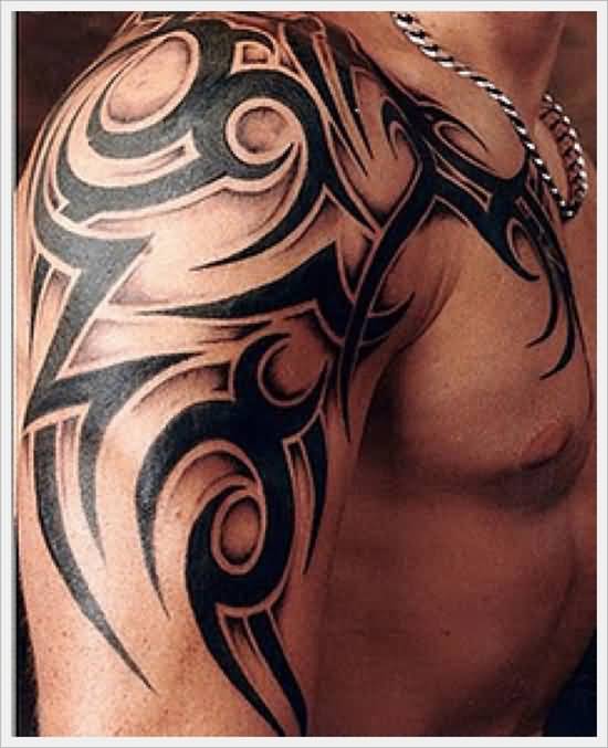 Amazing Tribal Design Tattoo On Right Shoulder