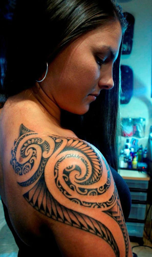Attractive Polynesian Tribal Tattoo On Right Shoulder For Women