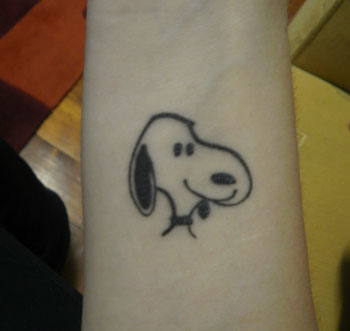 Outline Snoopy Head Tattoo On Wrist