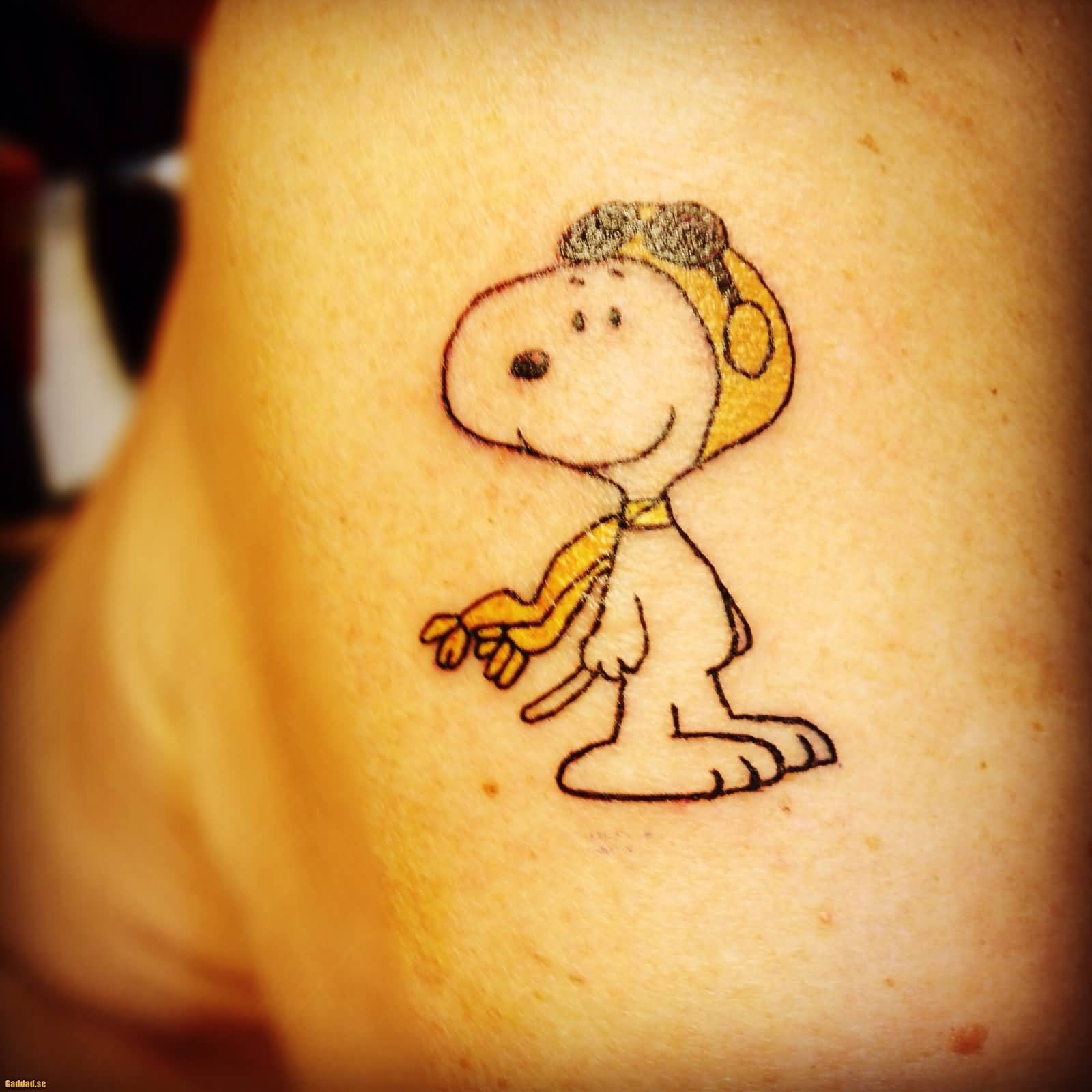 Outline Snoopy Tattoo On Left Shoulder