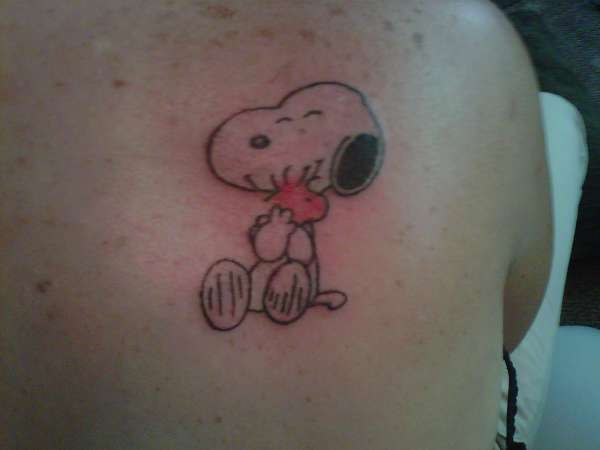 Outline Snoopy Tattoo on Right Back Shoulder