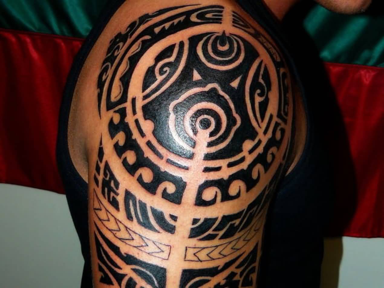 Outstanding Polynesian Tribal Tattoo On Right Shoulder