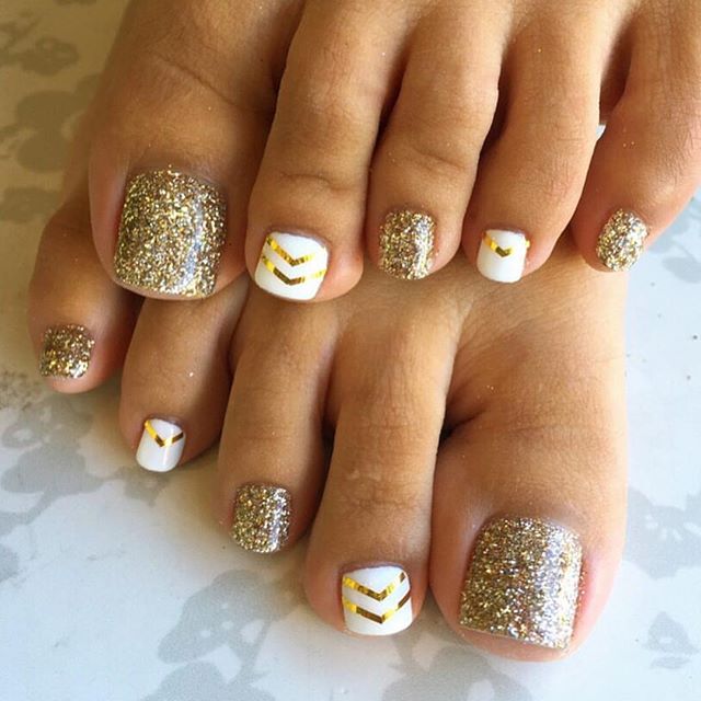 Gold Glitter Toe Nail Art Design Idea