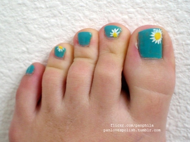Green Nails With Daisy Flowers Toe Nail Art