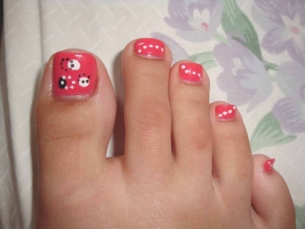 Toe Nail Art With Black And White Dots Design
