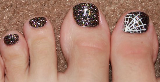 Multicolored Glitter Toe Nail Art With White Lace Design