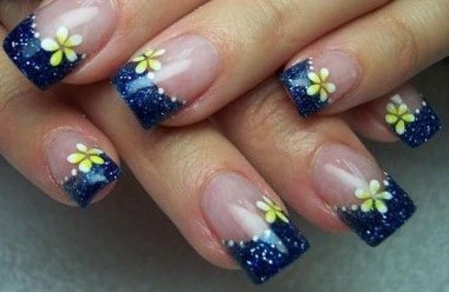 Royal Blue Gel Tip Nails With Daisy Floral Design Idea