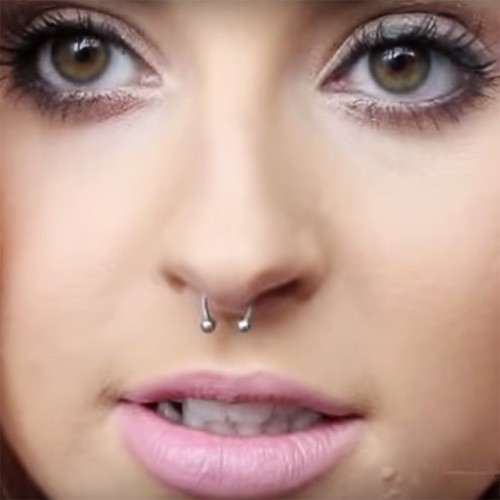 Shannon Harris Have Septum Piercing With Circular Barbell