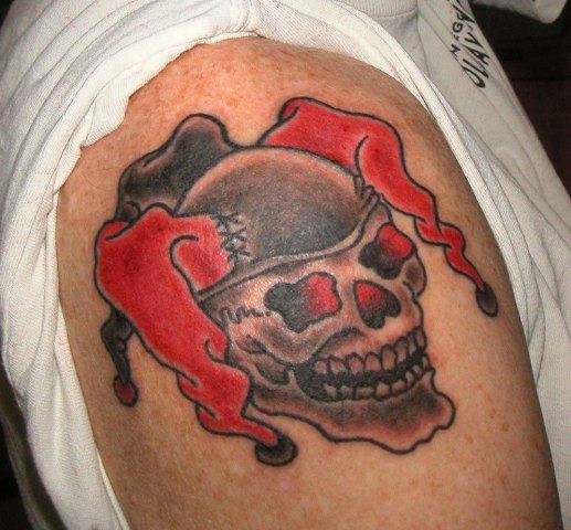 Simple Laughing Evil Jester Skull Traditional Tattoo On Right Shoulder
