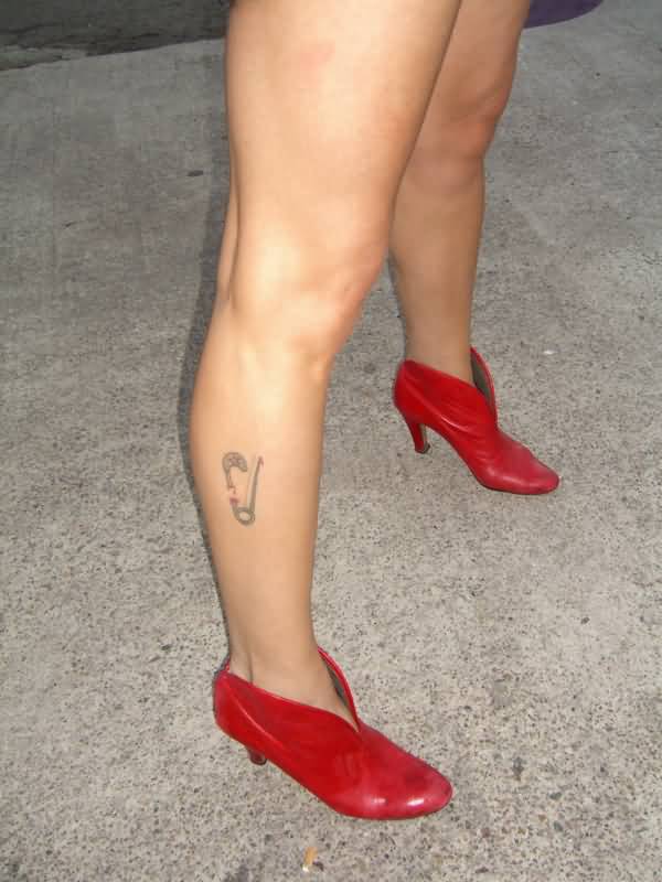 Read Complete Simple Safety Pin Tattoo On Leg