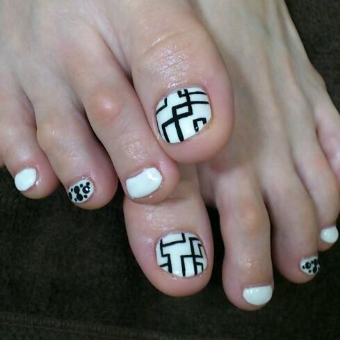 Black And White Geometric Toe Nail Art Design Idea