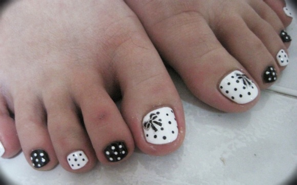 Black And White Polka Dots Design With Bow Design Toe Nail Art