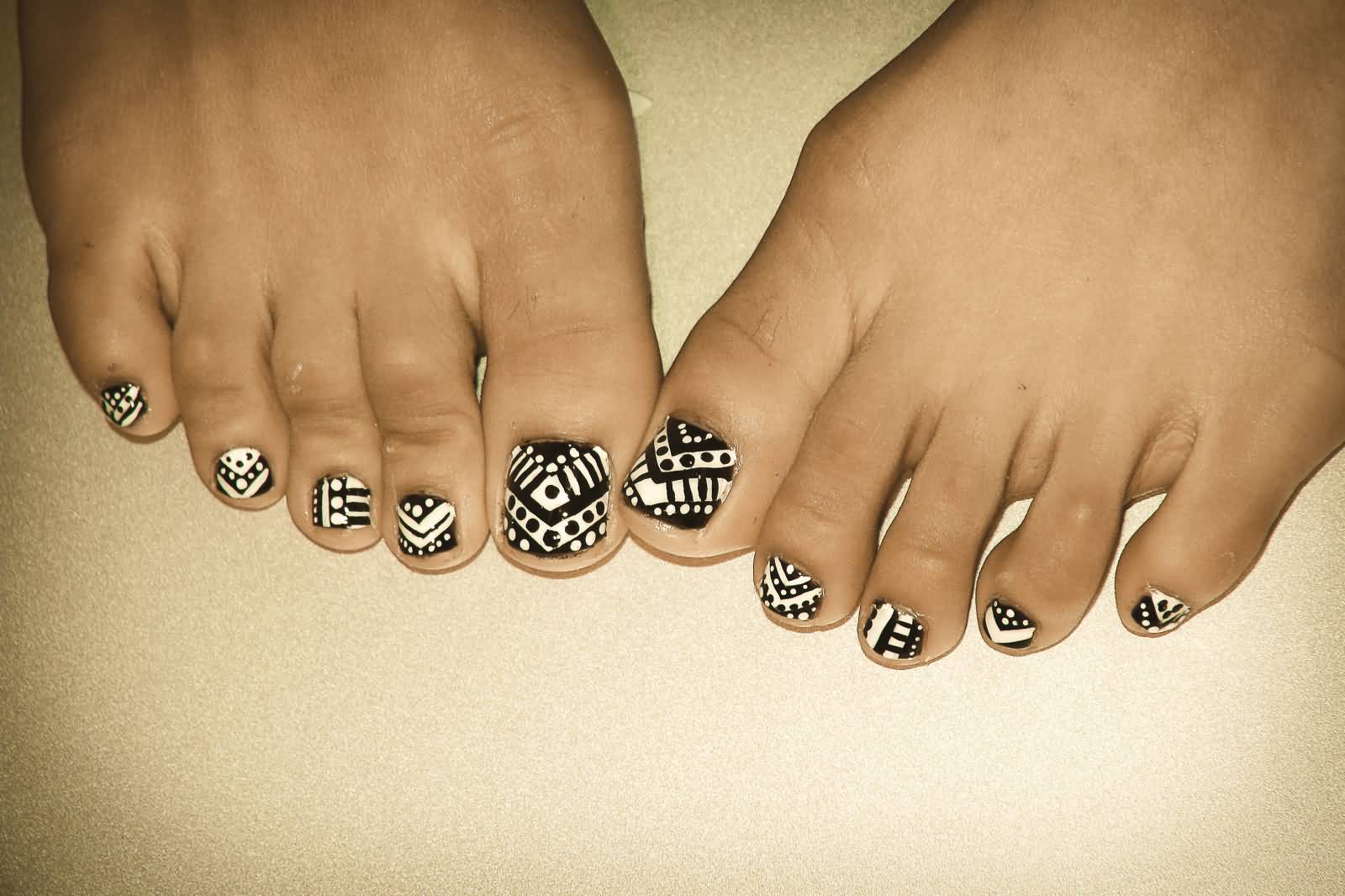 Black And White Tribal Design Toe Nail Art Idea