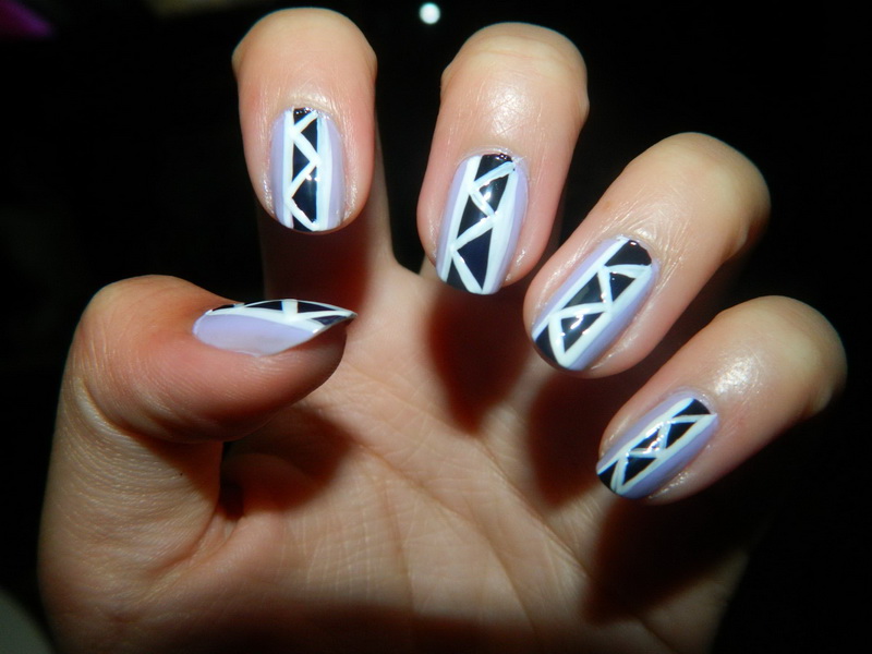 Black And White Zig Zag Pattern Nail Art Design