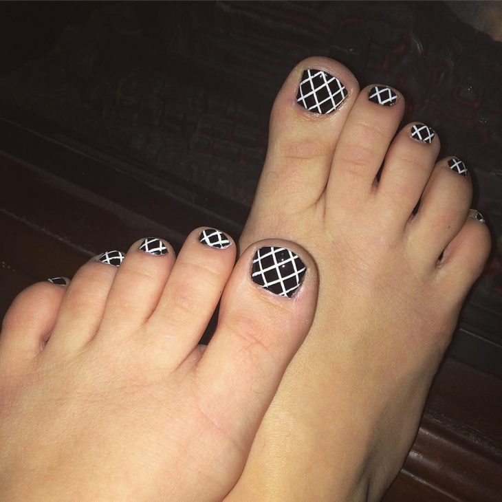 Black And White Criss Cross Pattern Nail Art For Toe Nails