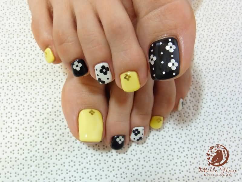 Black Toe Nails With White Flowers Design Idea