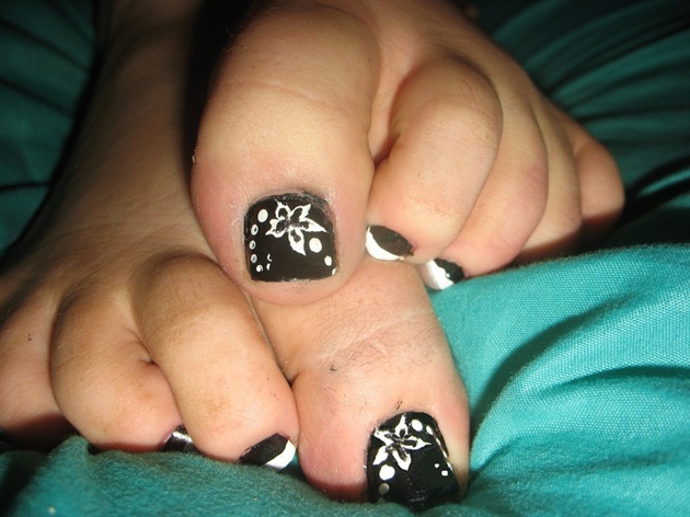 Black Toe Nails With White Flowers Nail Art Design