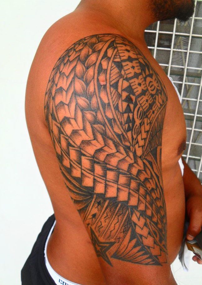 Brilliant Star Samoan Tattoo On Right Shoulder For Men