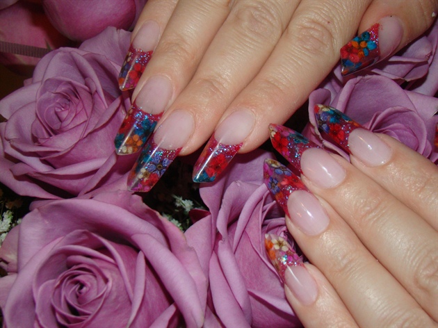 Gel Edge Nails With Dried Flowers Design