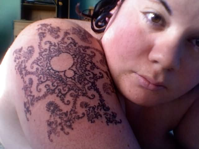 Nice Mandelbrot Tattoo On Right Shoulder For Girls
