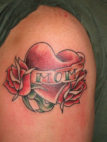 Amazing Rose Heart With Mom Banner Tattoo On Left Shoulder