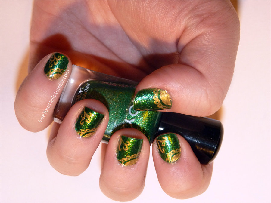 Elegant Green And Gold Nail Art