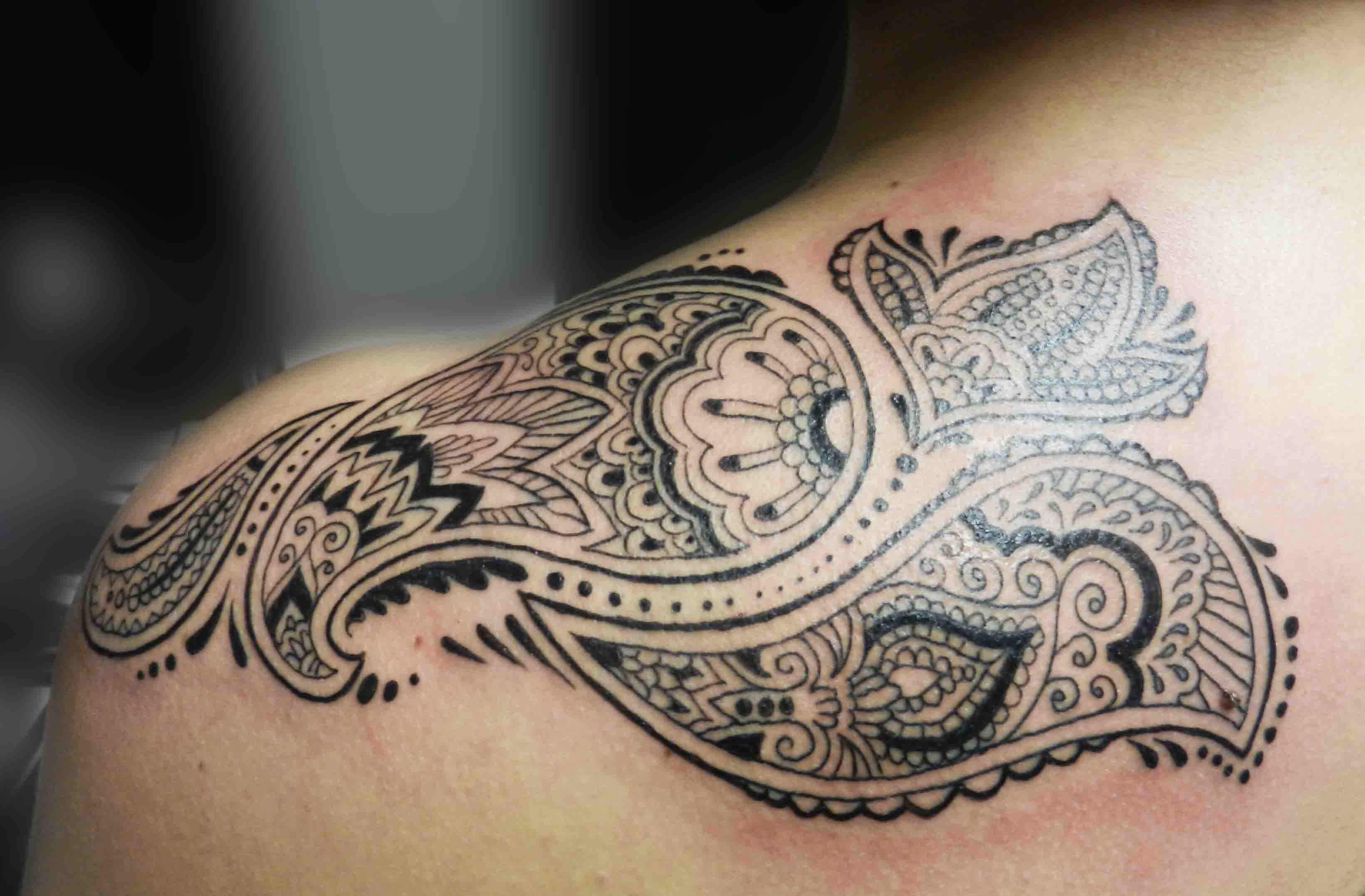 Fine Paisley Pattern Tattoo On Left Upper Shoulder