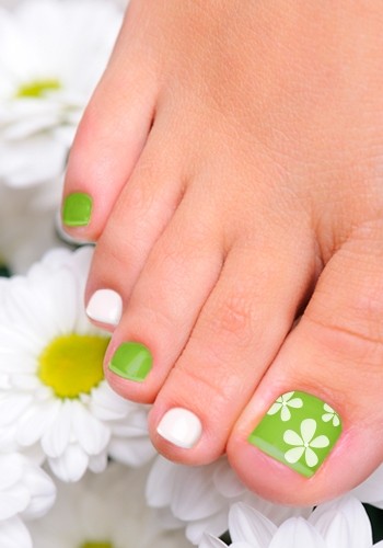 Green And White Toe Nail Art Idea