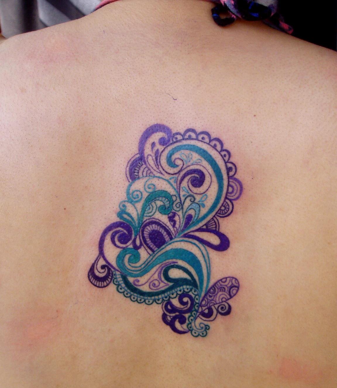 Lovely Small Paisley Pattern Tattoo On Upper Back