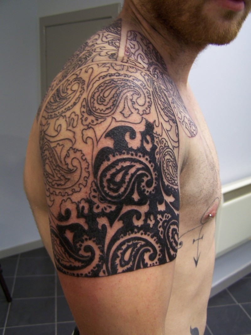 Nice Paisley Pattern Tattoo On Upper Shoulder For Men