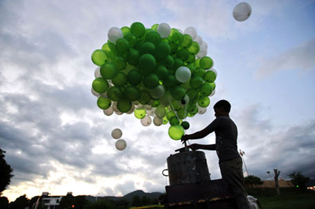 A Youth Selling Pakistan Flag Color Balloons On Independence Day Of Pakistan