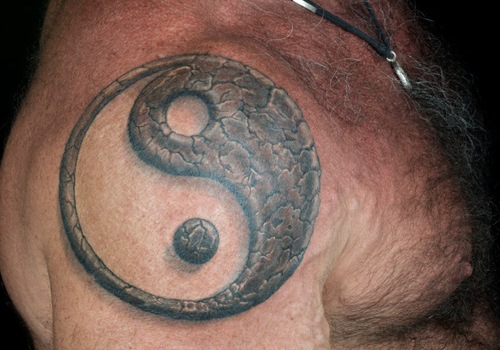 Magnificent Spiritual Yin Yang Tattoo On Right Shoulder