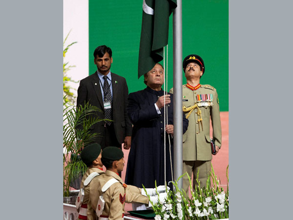 Nawaz Shareef Unfurl The National Flag On Independence Day Of Pakistan