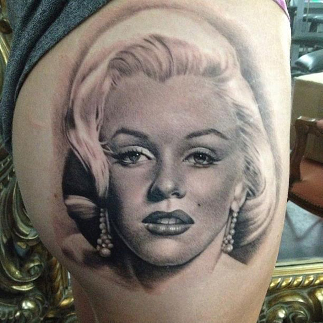 Awesome Marilyn Monroe Portrait Tattoo On Right Thigh