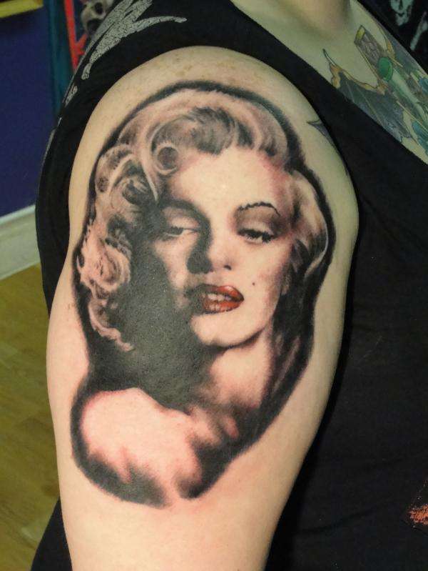 Marilyn Monroe Tattoo On Right Shoulder