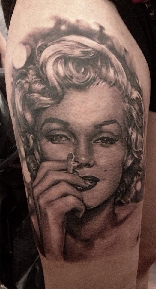 Realistic Smoking Marilyn Monroe Tattoo On Right Thigh