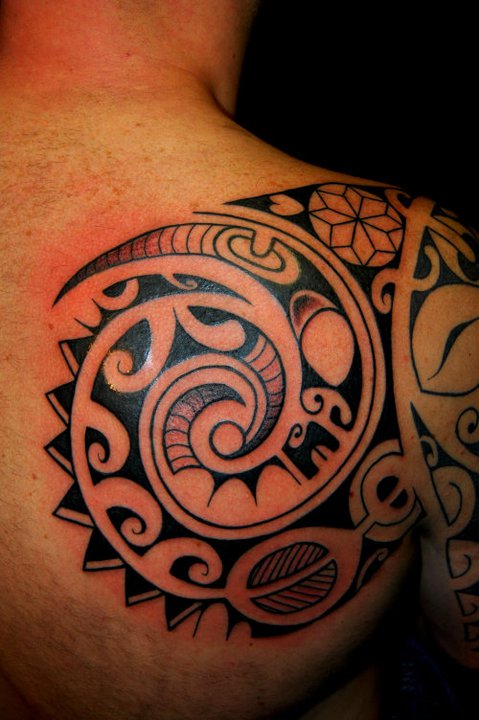 Attractive Maori Spiral Tattoo On Right Back Shoulder