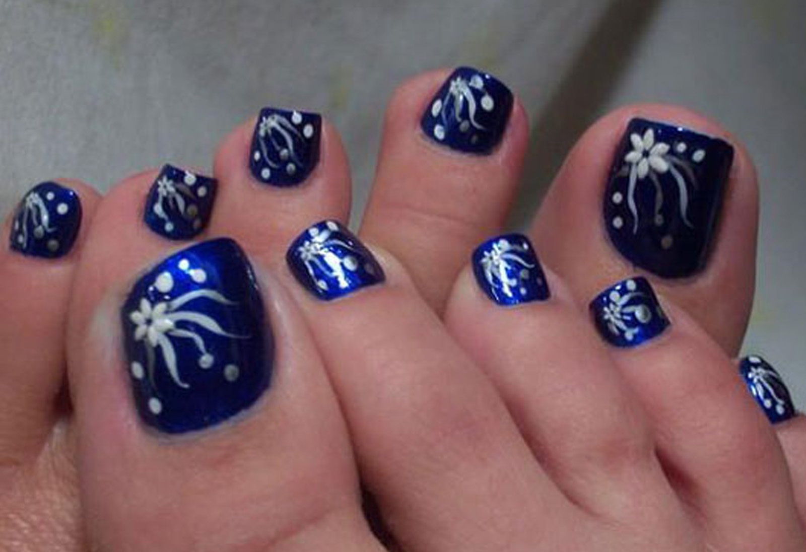 Blue Toe Nails And White Flowers Toe Nail Art