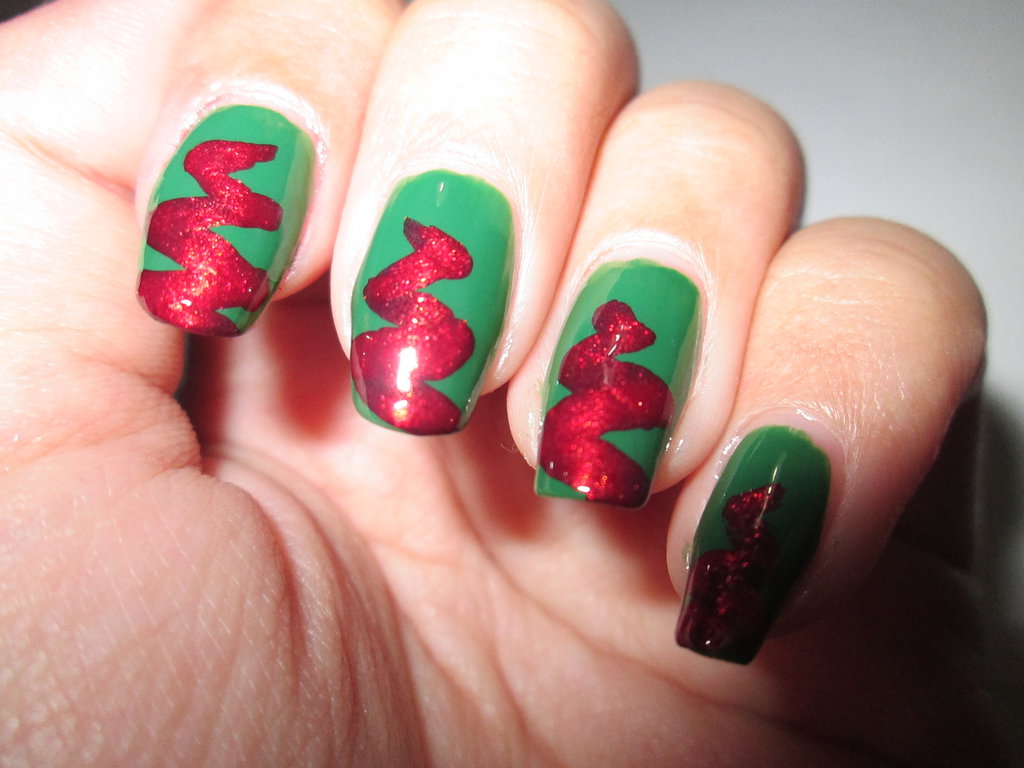 Green Nails And Red Spiral Design Christmas Nail Art