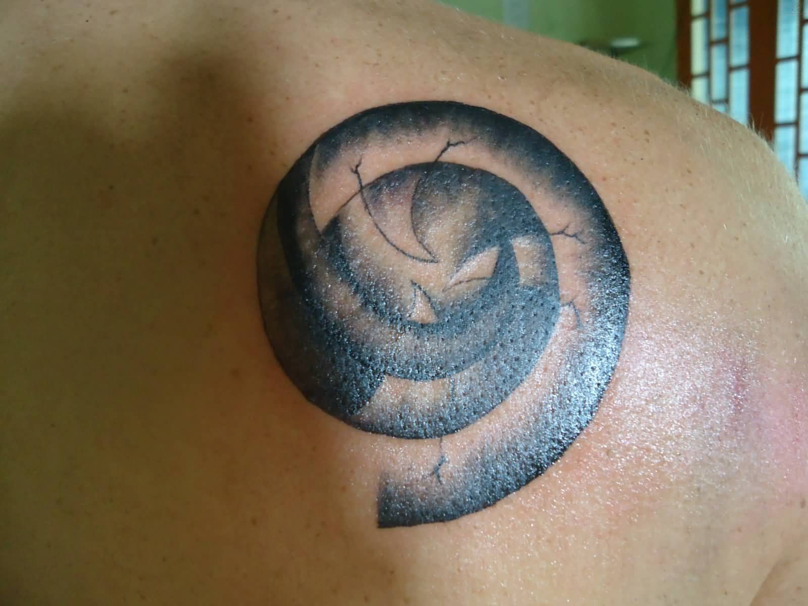Grey Ink Spiral Tattoo On Right Back Shoulder
