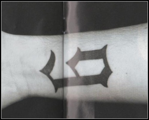 Nice Nine Number Font Tattoo On Wrist