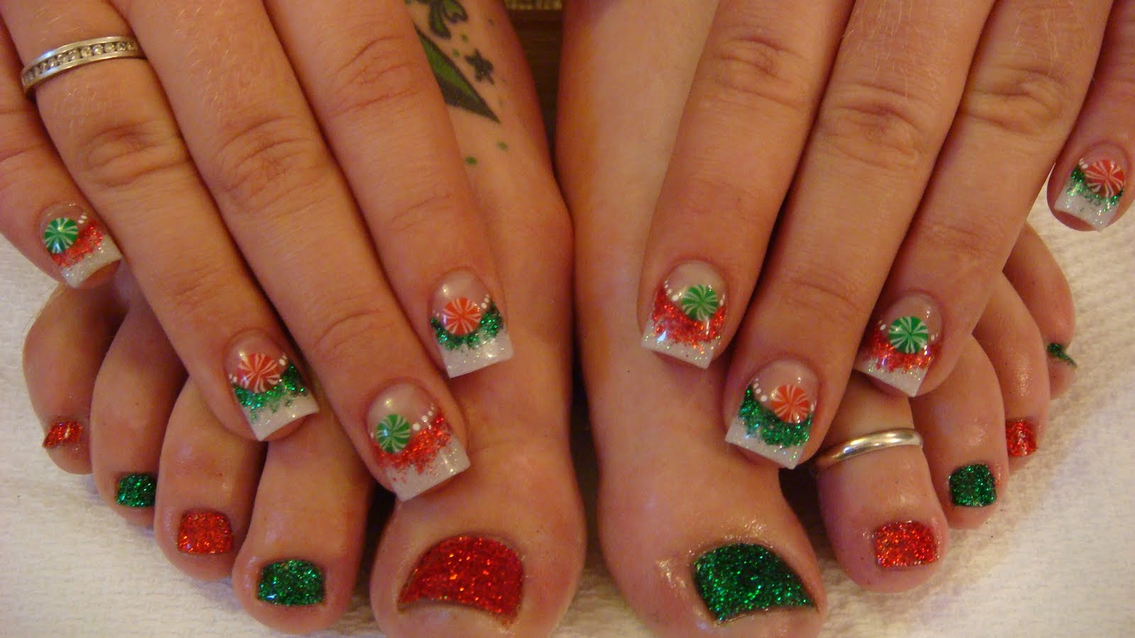 Red And Green Glitter Christmas Nail Art For Toe And Hands Nail