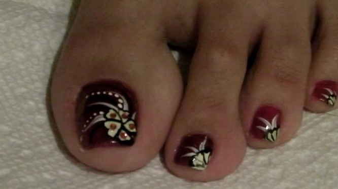 Red Toe Nails With White Christmas Flower Nail Art