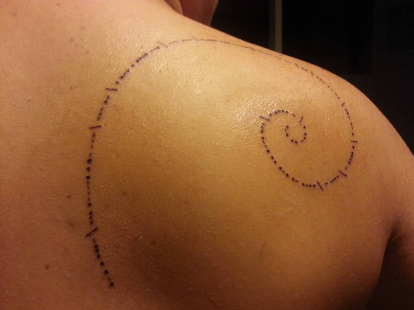 Simple Fibonacci Spiral Tattoo On Right Back Shoulder