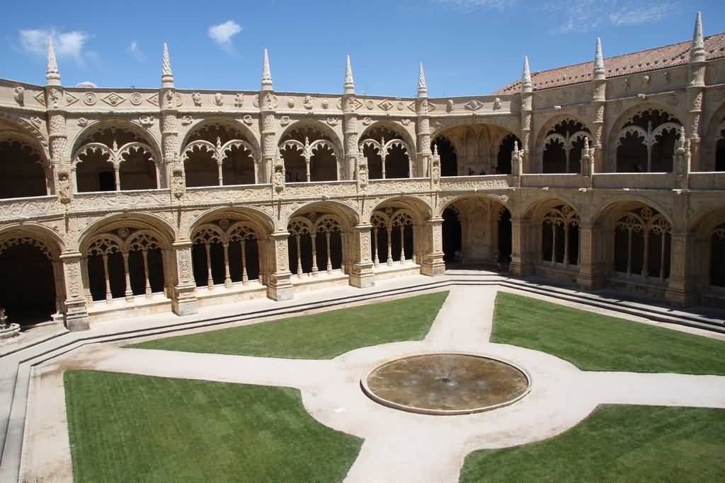 Courtyard Inside Jeronimos Monastery