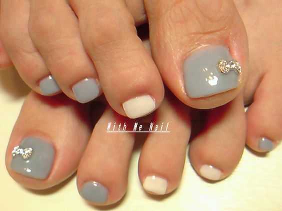 Gray And White Toe Nail Art With Metallic 3D Bow Design