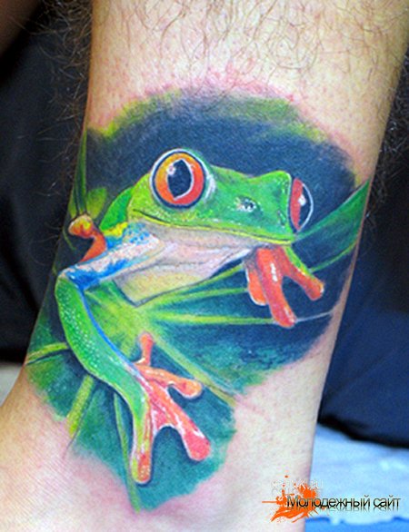 Lovely Tree Frog On Leaf Tattoo On Ankle