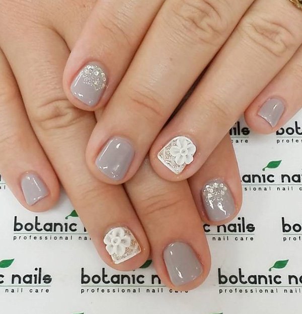 Short Gray And White 3D Flowers Nail Art
